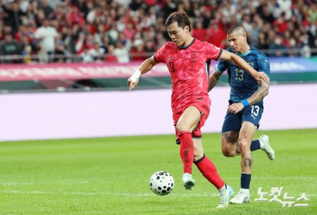 오현규가 14일 서울 상암동 서울월드컵경기장에서 열린 축구 국가대표팀 친선경기 대한민국과 파라과이의 경기에서 추가점을 넣고 있다.