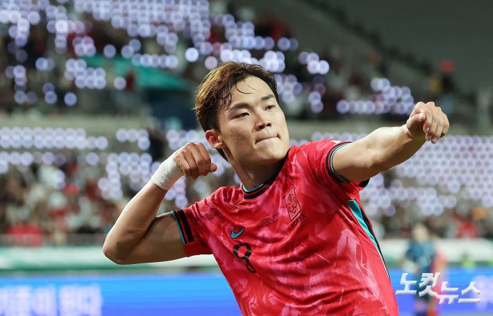 오현규가 14일 서울 상암동 서울월드컵경기장에서 열린 축구 국가대표팀 친선경기 대한민국과 파라과이의 경기에서 추가점을 넣은 후 세리머니를 하고 있다.