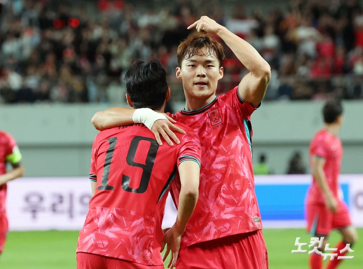 오현규가 14일 서울 상암동 서울월드컵경기장에서 열린 축구 국가대표팀 친선경기 대한민국과 파라과이의 경기에서 추가점을 넣은 후 이강인과 함께 기뻐하고 있다.