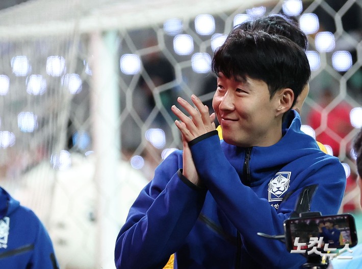 손흥민이 14일 서울 상암동 서울월드컵경기장에서 열린 축구 국가대표팀 친선경기 대한민국과 파라과이의 경기를 마친 후 관중들에게 인사하고 있다.