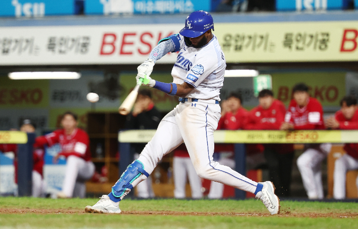 14일 대구 삼성 라이온즈 파크에서 열린 2025 KBO 프로야구 포스트 시즌 준플레이오프 4차전 SSG 랜더스와 삼성 라이온즈의 경기. 8회말 2사 1루 삼성 디아즈가 2점 홈런을 치고 있다. 연합뉴스