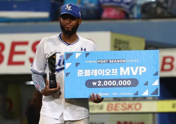 14일 대구 삼성라이온즈파크에서 열린 2025 KBO 프로야구 포스트시즌 준플레이오프 4차전 SSG 랜더스와 삼성 라이온즈의 경기. 준플레이오프 MVP에 선정된 디아즈가 포즈를 취하고 있다. 연합뉴스