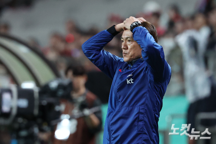 홍명보 감독이 14일 서울 상암동 서울월드컵경기장에서 열린 축구 국가대표팀 친선경기 대한민국과 파라과이의 경기에서 경기를 바라보고 있다. 류영주 기자