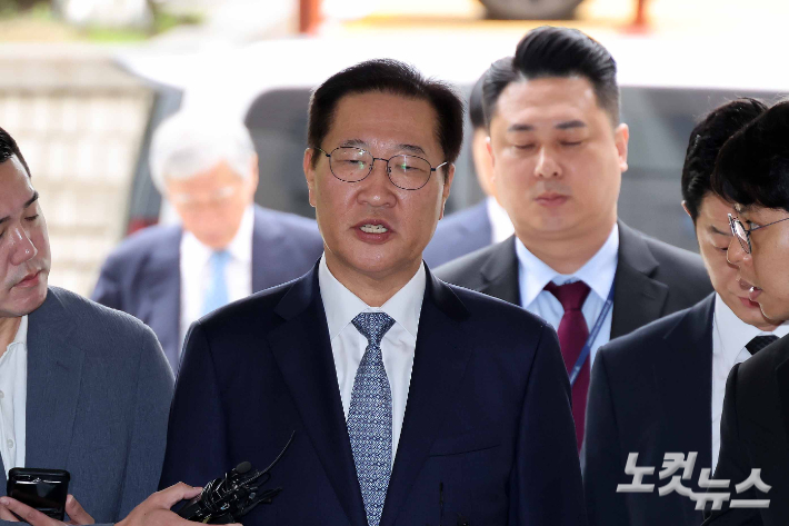 윤석열 전 대통령의 12·3 비상계엄 선포를 방조·가담한 혐의를 받는 박성재 전 법무부 장관이 14일 구속 전 피의자 심문(영장실질심사)을 받기 위해 서울 서초구 서울중앙지방법원으로 들어서고 있다. 박종민 기자