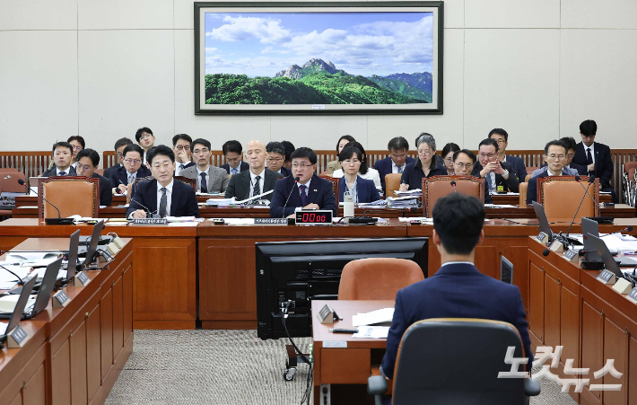 김성환 기후에너지환경부 장관이 14일 서울 여의도 국회에서 열린 기후에너지환경위원회의 기후에너지환경부 등에 대한 국정감사에서 의원 질문에 답변을 하고 있다. 윤창원 기자
