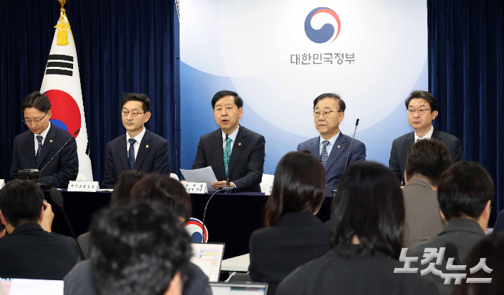 구윤철 경제부총리 겸 기획재정부 장관이 15일 정부서울청사에서 주택시장 안정화 대책을 발표하고 있다. 왼쪽부터 임광현 국세청장, 윤창렬 국무조정실장, 구 경제부총리, 김윤덕 국토교통부 장관, 이억원 금융위원장. 박종민 기자