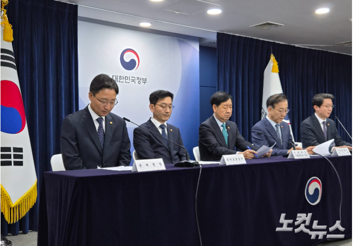 정부가 15일 정부서울청사에서 부동산 관계장관회의를 열고 주택시장 안정화 방안을 발표했다. 왼쪽부터 임광현 국세청장, 윤창렬 국무조정실장, 구윤철 부총리 겸 기획재정부장관, 김윤덕 국토교통부장관, 이억원 금융위원장. 최서윤 기자   