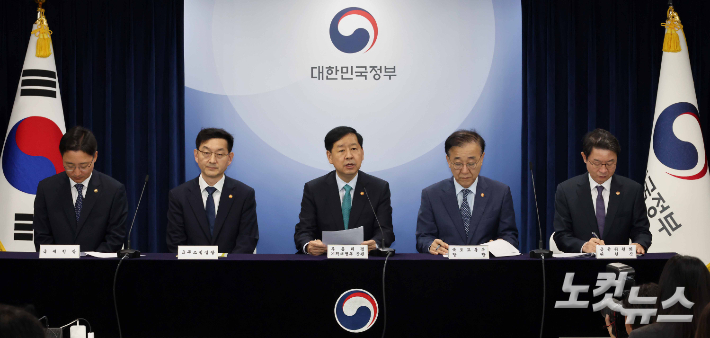 구윤철 경제부총리 겸 기획재정부 장관이 15일 정부서울청사에서 주택시장 안정화 대책을 발표하고 있다. 왼쪽부터 임광현 국세청장, 윤창렬 국무조정실장, 구 경제부총리, 김윤덕 국토교통부 장관, 이억원 금융위원장. 박종민 기자