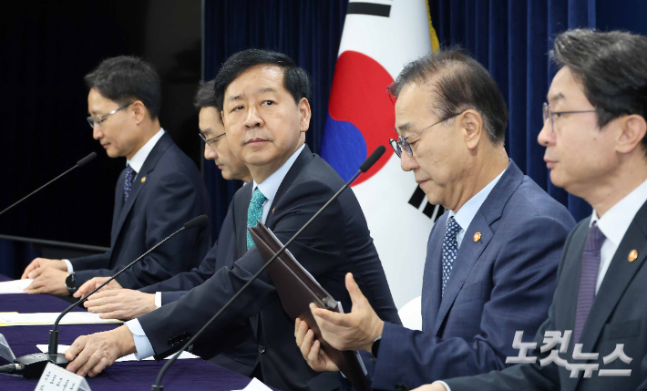 구윤철 경제부총리 겸 기획재정부 장관이 15일 정부서울청사에서 주택시장 안정화 대책을 발표하고 있다. 왼쪽부터 임광현 국세청장, 윤창렬 국무조정실장, 구 경제부총리, 김윤덕 국토교통부 장관, 이억원 금융위원장. 박종민 기자