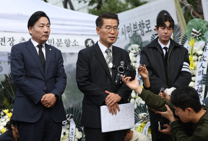 지난 10일 자택에서 숨진 채 발견된 경기 양평군청 소속 50대 사무관 A씨의 변호사인 박경호 국민의힘 대전 대덕 당협위원장이 14일 광화문 KT 빌딩 앞에서 기자회견을 하고 있다. 연합뉴스