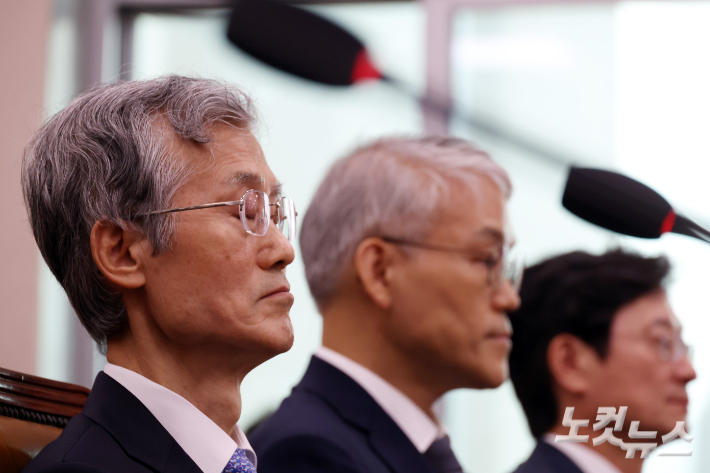 조희대 대법원장이 13일 서울 여의도 국회에서 열린 법제사법위원회의 대법원(법원행정처)·사법연수원·사법정책연구원 등의 국정감사에 출석해 눈을 감고 생각에 잠겨있다. 윤창원 기자