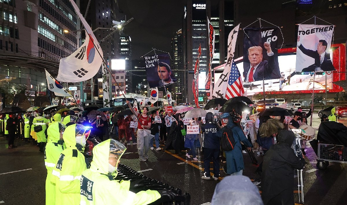 지난 9월 19일 윤석열 전 대통령을 지지하는 극우 단체가 19일 오후 명동 주한중국대사관 인근에서 반중 집회를 벌이고 행진을 시작하자 경찰이 명동거리로 향하는 길을 막고 있다. 연합뉴스