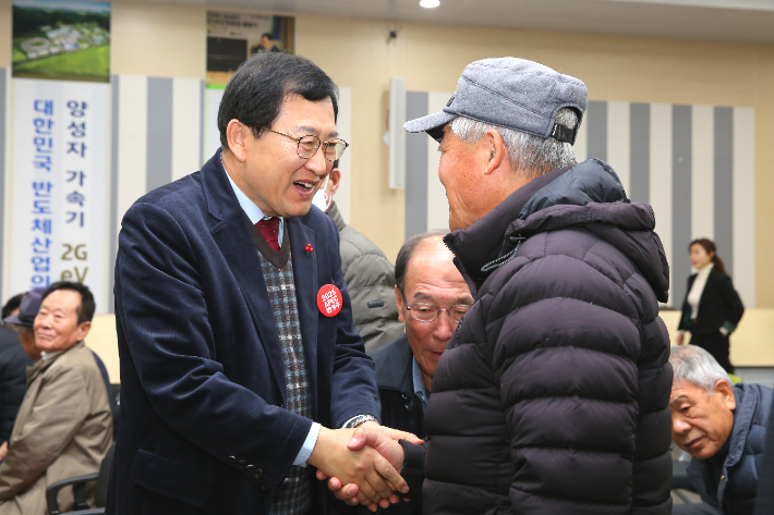  주낙영 경주시장이 어르신과 반갑게 인사하며 복지 현장의 목소리를 청취하고 있다. 경주시 제공
