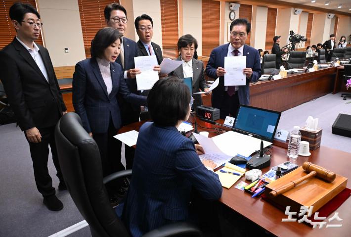 15일 서초구 대법원에서 열린 국회 법제사법위원회 