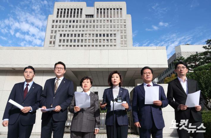 국회 법제사법위원회 국민의힘 의원들이 15일 오전 서울 서초구 대법원 앞에서 현장 국정감사에 앞서 기자회견을 하고 있다.