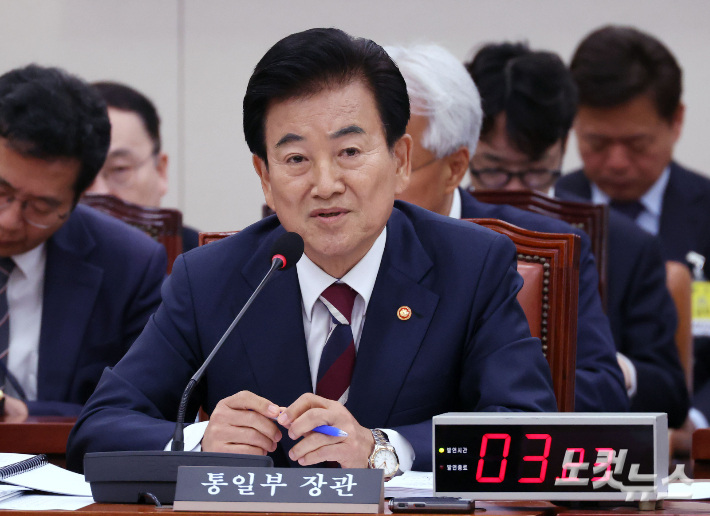 정동영 통일부 장관이 14일 오전 국회 외교통일위원회 국정감사에 출석해 질의에 답하고 있다. 황진환 기자