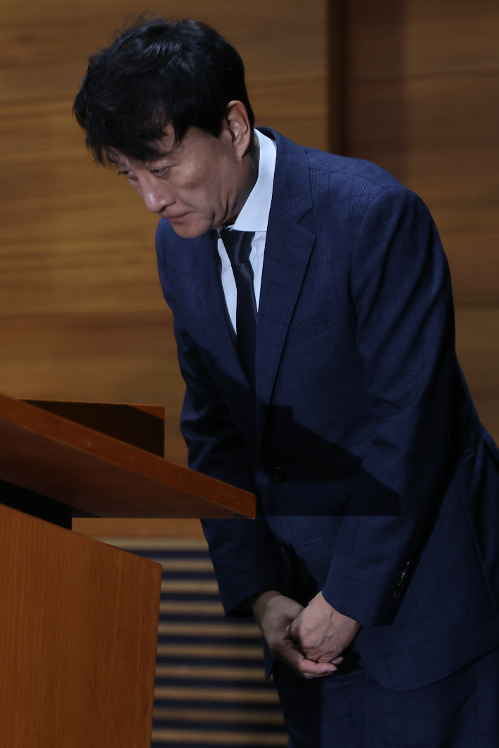 안형준 MBC 사장이 15일 서울 마포구 상암동 MBC 사옥에서 진행된 기자회견에서 직장 내 괴롭힘을 호소하며 숨진 MBC 기상캐스터 오요안나 씨 어머니 장연미씨와 합의문에 서명한 뒤 재발방지를 약속하며 고개 숙여 인사하고 있다. 연합뉴스