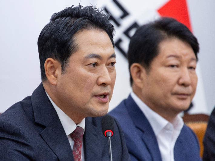 국민의힘 장동혁 대표가 15일 국회에서 가진 기자간담회에서 이날 정부가 발표한 부동산 정책 관련 발언을 하고 있다. 연합뉴스