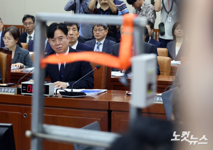 산재 관련 질의 듣는 김영훈 장관