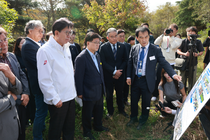 박형준 부산시장과 김성환 기후에너지환경부 장관이 금정산국립공원 예정지를 방문했다. 부산시 제공