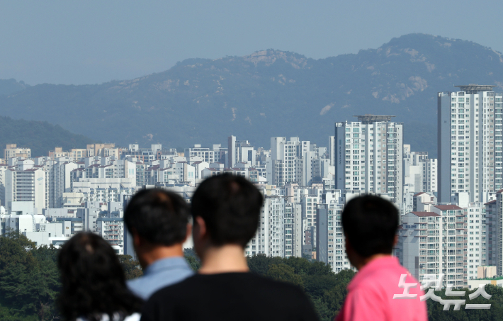 서울 아파트값 상승 폭이 3주 연속 확대됐다. 9월 25일 한국부동산원이 발표한 9월 넷째 주(22일 기준) 주간 아파트가격 동향에 따르면 서울 아파트 매매가격은 전주(0.12%) 대비 0.07%p 확대된 0.19%를 기록했다. 26일 서울 마포구 하늘공원에서 바라본 아파트 모습. 황진환 기자