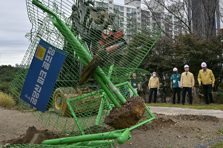 15일 오전 9시 광주 서구청이 금당산에 조성된 대규모 불법 파크골프장에 대한 행정대집행을 진행하고 있다. 광주 서구 제공
