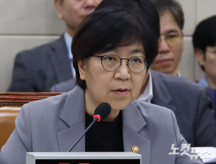 정은경 보건복지부 장관이 15일 오전 국회 보건복지위원회 보건복지부 국정감사에 출석해 질의에 답하고 있다. 황진환 기자