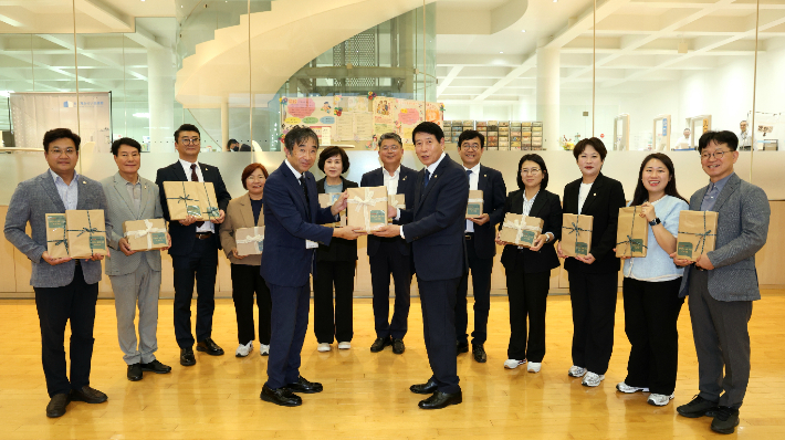 지난 14일 전주시의회 대표단이 일본 가나자와시에 전주를 소개하는 도서를 기증했다. 전주시의회 제공
