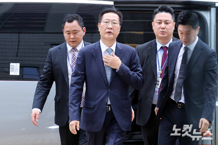 윤석열 전 대통령의 12·3 비상계엄 선포를 방조·가담한 혐의를 받는 박성재 전 법무부 장관이 14일 구속 전 피의자 심문(영장실질심사)을 받기 위해 서울 서초구 서울중앙지방법원으로 들어서고 있다. 박종민 기자