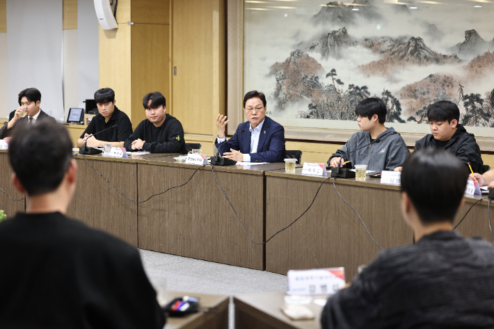 경남 지역 대학 총학생회장단 간담회. 경남도청 제공 