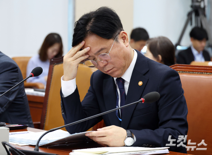 김영훈 고용노동부 장관이 15일 오전 국회 기후에너지환경노동위원회 고용노동부 국정감사에 출석해 자료를 살펴보고 있다. 황진환 기자