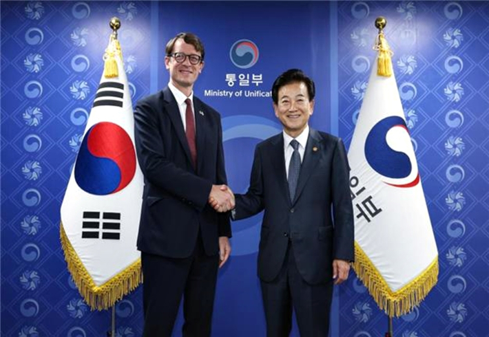 정동영 통일부 장관이 15일 서울 종로구 정부서울청사에서 필립 베르투 주한 프랑스대사를 접견, 악수하며 기념 촬영하고 있다. 통일부 제공