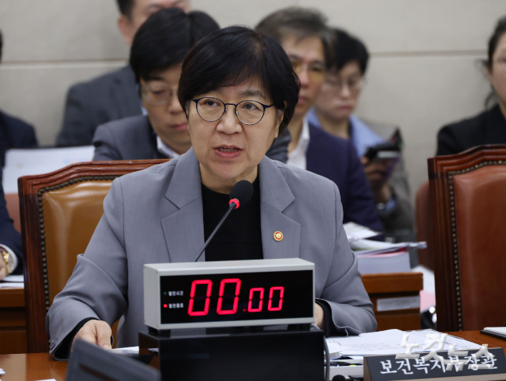 정은경 보건복지부 장관이 15일 오전 국회 보건복지위원회 보건복지부 국정감사에 출석해 질의에 답하고 있다. 황진환 기자