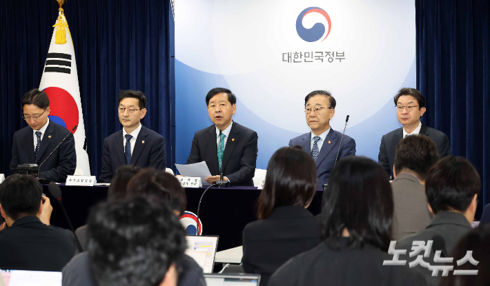 구윤철 경제부총리 겸 기획재정부 장관이 15일 정부서울청사에서 주택시장 안정화 대책을 발표하고 있다. 왼쪽부터 임광현 국세청장, 윤창렬 국무조정실장, 구 경제부총리, 김윤덕 국토교통부 장관, 이억원 금융위원장. 박종민 기자
