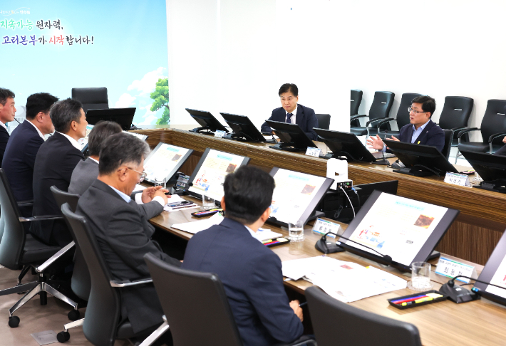 김성환 기후에너지환경부장관이 15일 부산 기장군 소재 고리 원전 현장을 점검한 모습. 기후에너지환경부 제공