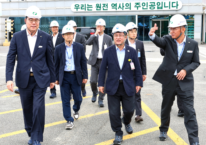 김성환 기후에너지환경부 장관이 15일 부산 기장군 고리 원전 현장을 점검하고 있다. 기후에너지환경부 제공