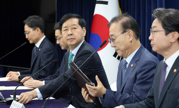 구윤철 경제부총리 겸 기획재정부 장관이 15일 정부서울청사에서 주택시장 안정화 대책을 발표하고 있다. 왼쪽부터 임광현 국세청장, 윤창렬 국무조정실장, 구 경제부총리, 김윤덕 국토교통부 장관, 이억원 금융위원장. 박종민 기자