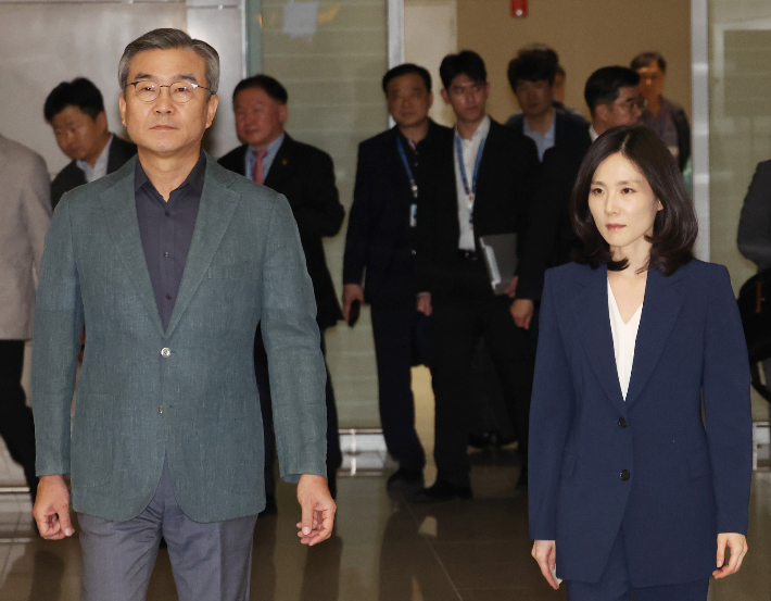 '캄보디아 정부합동 대응팀' 단장인 김진아 외교부 2차관(오른쪽)과 박성주 경찰청 국가수사본부장 등 캄보디아 사태 정부 합동 대응팀이 15일 오후 인천국제공항을 통해 출국하고 있다. 연합뉴스