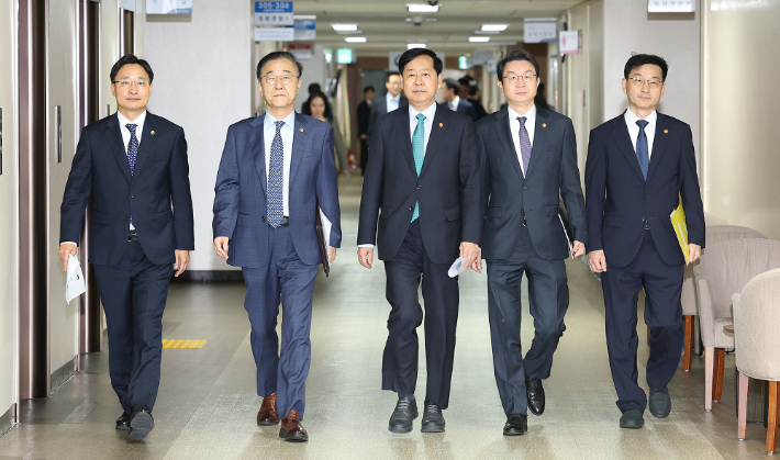 (왼쪽부터)임광현 국세청장, 김윤덕 국토교통부 장관, 구윤철 경제부총리 겸 기획재정부 장관, 이억원 금융위원장, 윤창열 국무조정실장이 15일 정부서울청사에서 부동산 관계장관회의를 마치고 '주택시장 안정화 대책' 발표를 위해 브리핑 장소로 이동하고 있다. 국세청 제공