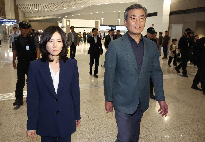 '캄보디아 정부합동 대응팀' 단장인 김진아 외교부 2차관과 박성주 경찰청 국가수사본부장 등 캄보디아 사태 정부 합동 대응팀이 15일 오후 인천국제공항을 통해 출국하고 있다. 연합뉴스