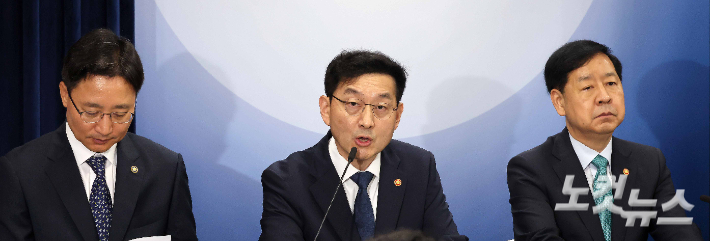 윤창렬 국무조정실장이 15일 정부서울청사에서 주택시장 안정화 대책을 발표하고 있다. 왼쪽부터 임광현 국세청장, 윤 국무조정실장, 구윤철 경제부총리 겸 기획재정부 장관. 박종민 기자