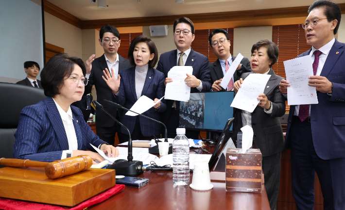 국회 법제사법위원회 국민의힘 의원들이 15일 서울 서초구 대법원에서 열린 전체회의에서 '이재명 대통령의 공직선거법위반 사건에 대한 대법원 전원합의체 관련 서류 제출 요구의 건' 처리에 재판 개입이라 주장하며 추미애 위원장에게 항의하고 있다. 연합뉴스