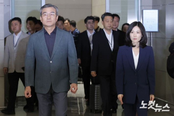 정부합동대응팀 단장인 김진아(오른쪽) 외교부 2차관과 박성주 경찰청 국가수사본부장 등이 15일 오후 인천국제공항 제2터미널에서 한국인 대상 취업사기·납치·감금 범죄가 발생하고 있는 캄보디아로 출국하고 있다.