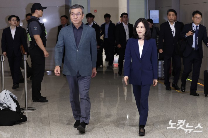 정부합동대응팀 단장인 김진아(오른쪽) 외교부 2차관과 박성주 경찰청 국가수사본부장 등이 15일 오후 인천국제공항 제2터미널에서 한국인 대상 취업사기·납치·감금 범죄가 발생하고 있는 캄보디아로 출국하고 있다.