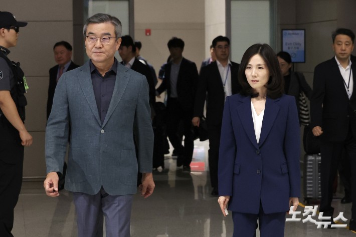 정부합동대응팀 단장인 김진아(오른쪽) 외교부 2차관과 박성주 경찰청 국가수사본부장 등이 15일 오후 인천국제공항 제2터미널에서 한국인 대상 취업사기·납치·감금 범죄가 발생하고 있는 캄보디아로 출국하고 있다.