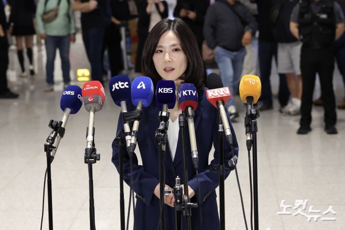 정부합동대응팀 단장인 김진아(오른쪽) 외교부 2차관이 15일 오후 인천국제공항 제2터미널에서 한국인 대상 취업사기·납치·감금 범죄가 발생하고 있는 캄보디아로 출국하기 전 발언을 하고 있다.