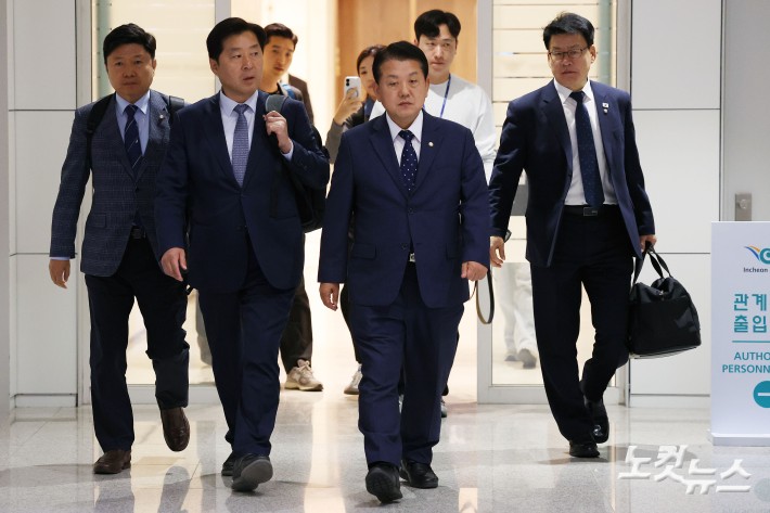 더불어민주당 김병주(왼쪽 세 번째) 재외국민안전대책단장이 15일 오후 인천국제공항 제2터미널에서 정부합동대응팀과 함께 한국인 대상 취업사기·납치·감금 범죄가 발생하고 있는 캄보디아로 출국하고 있다.