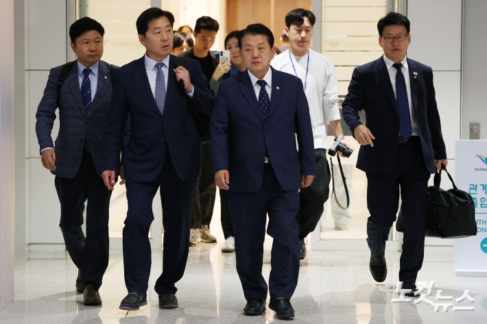 더불어민주당 김병주(왼쪽 세 번째) 재외국민안전대책단장이 15일 오후 인천국제공항 제2터미널에서 정부합동대응팀과 함께 한국인 대상 취업사기·납치·감금 범죄가 발생하고 있는 캄보디아로 출국하고 있다.