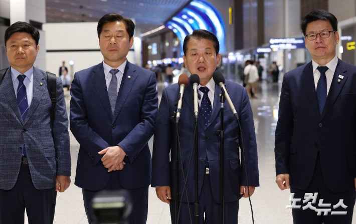 더불어민주당 김병주(왼쪽 세 번째) 재외국민안전대책단장이 15일 오후 인천국제공항 제2터미널에서 정부합동대응팀과 함께 한국인 대상 취업사기·납치·감금 범죄가 발생하고 있는 캄보디아로 출국에 앞서 발언하고 있다.