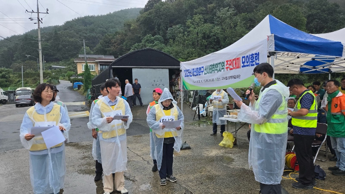 마산회원구가 원계마을에서 산사태취약지역 주민대피 모의훈련을 진행하고 있다. 마산회원구청 제공 